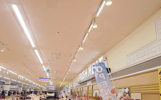 壁面が明るく店内が広々とした快適な印象に